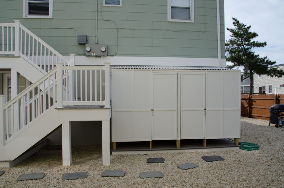 2 spacious outdoor showers with dressing area.