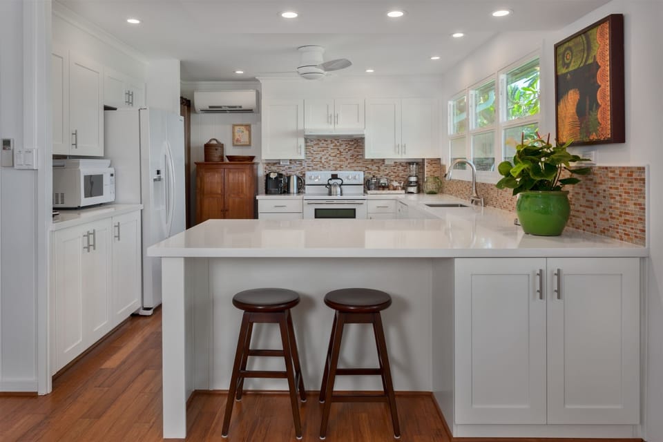 Wailea Sunset Bungalow - Fully Equipped Ocean View Kitchen with Breakfast Bar