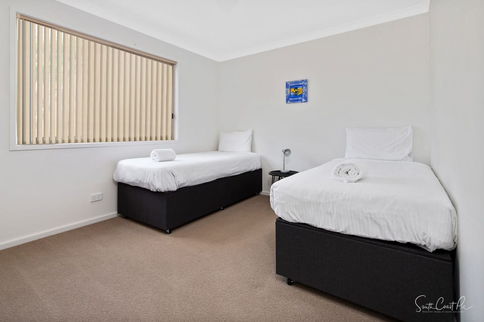 No2 Upstairs bedroom with 2 single beds