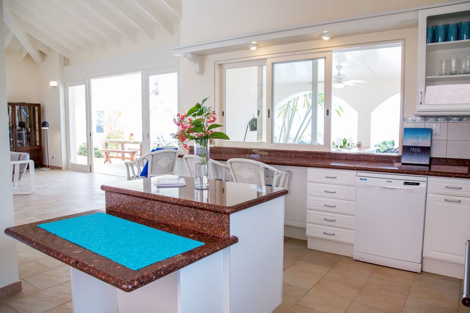 Spacious kitchen, plenty of counter space to whip up some fresh local food!