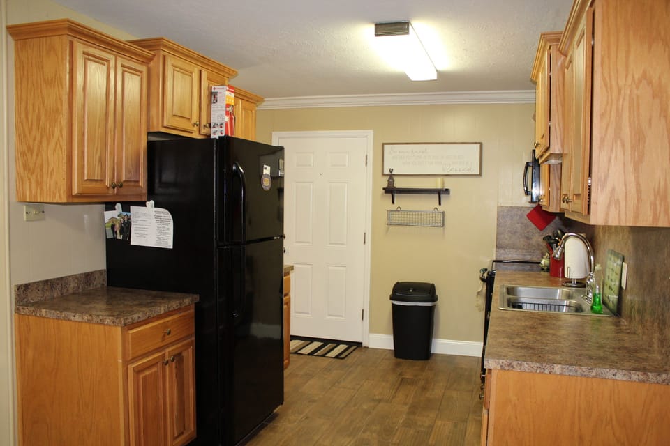 Coffee pot, Refrigerator, Microwave, Stove/Oven, Griddle, Toaster, FULL KITCHEN