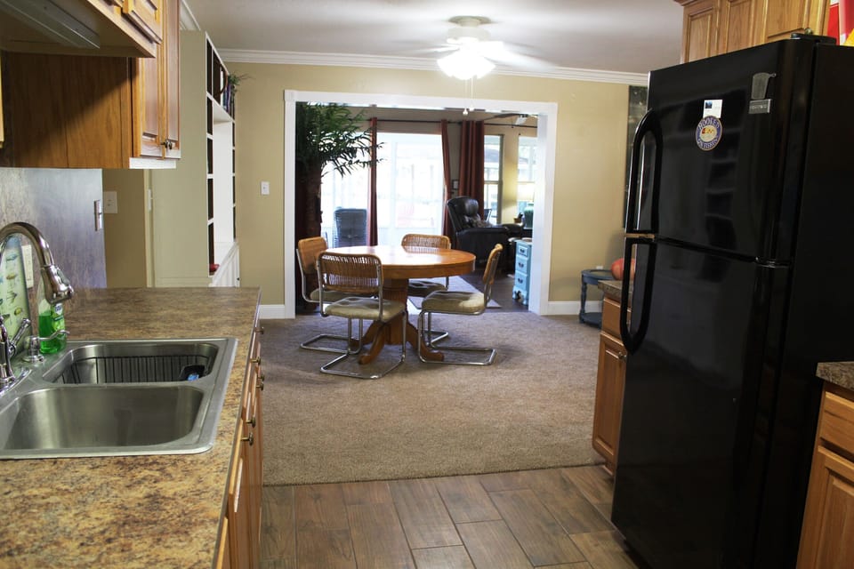 FULLY STOCKED KITCHEN, DINING ROOM, FLORIDA ROOM leads out to screened patio