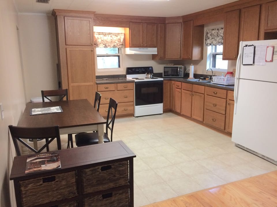 Kitchen, table can seat 6