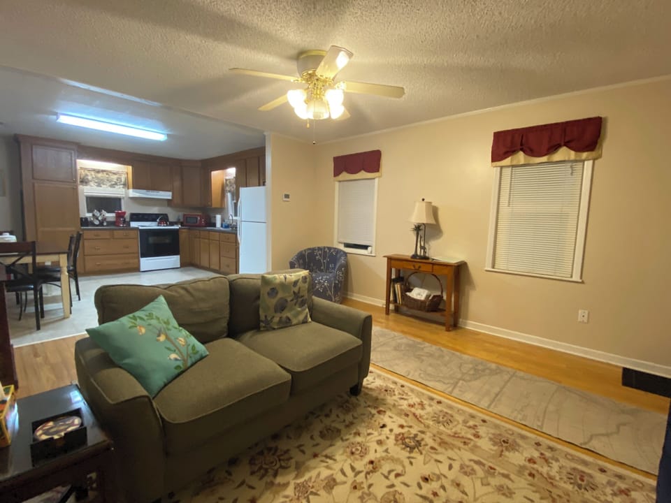 Entry seating area