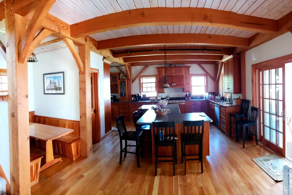Kitchen w/ breakfast nook