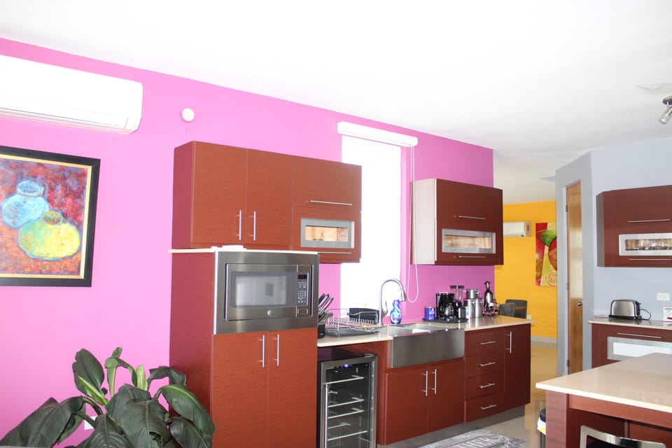 FULL KITCHEN