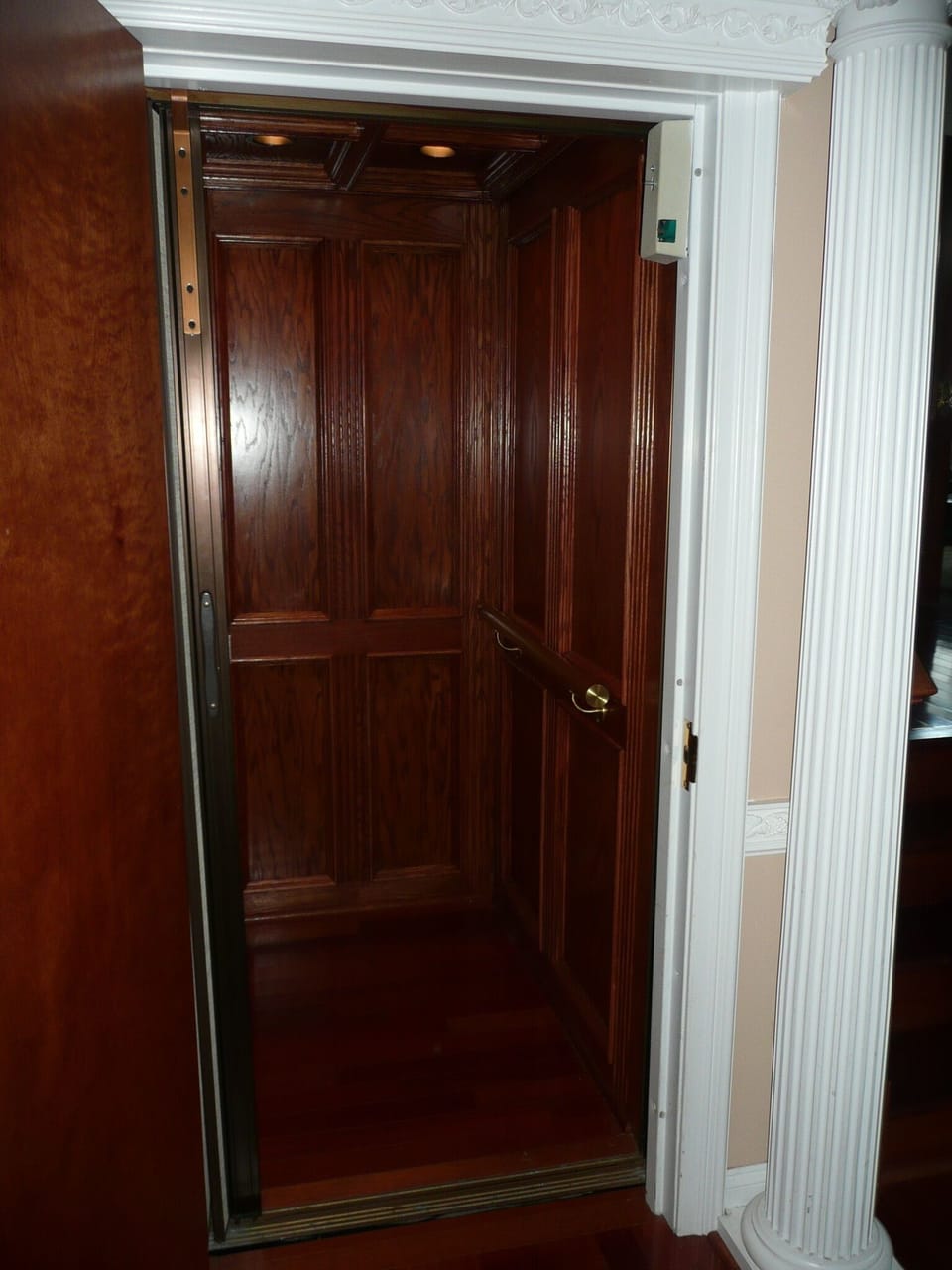 Elevator from the entry to OUR 1st fl.,  (3rd fl). Doesn't go to our 2nd fl.