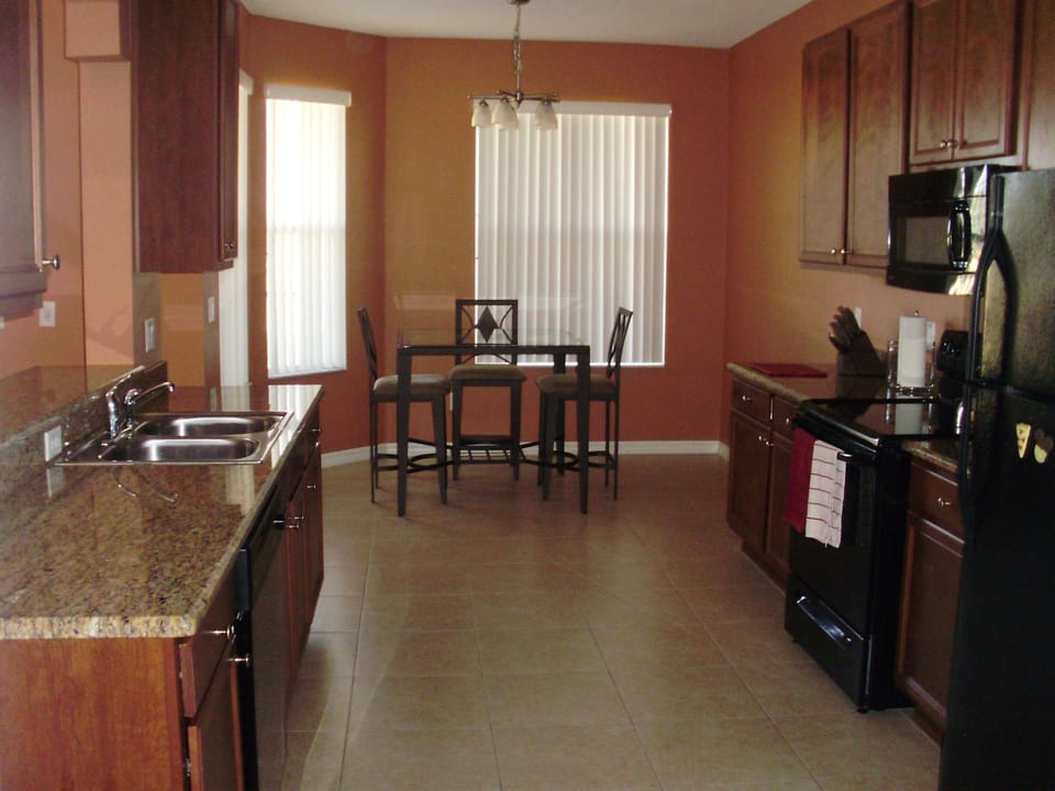 Fully Equipped Granite Kitchen & Breakfast Nook