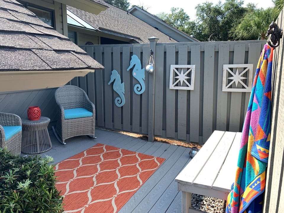 Post golf/beach/activity spot to unwind outside, or enjoy quiet moment alone