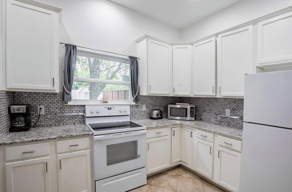 Large modern Chef's Kitchen with center island in open concept Great Room design