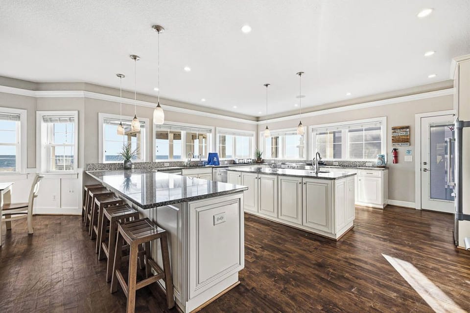 Mid-Level Kitchen with Bar (seats 5)