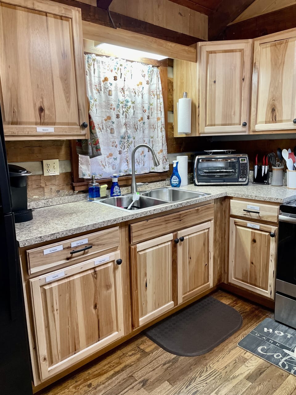Kitchen with hickory cabinets, toaster oven and many more amenities
