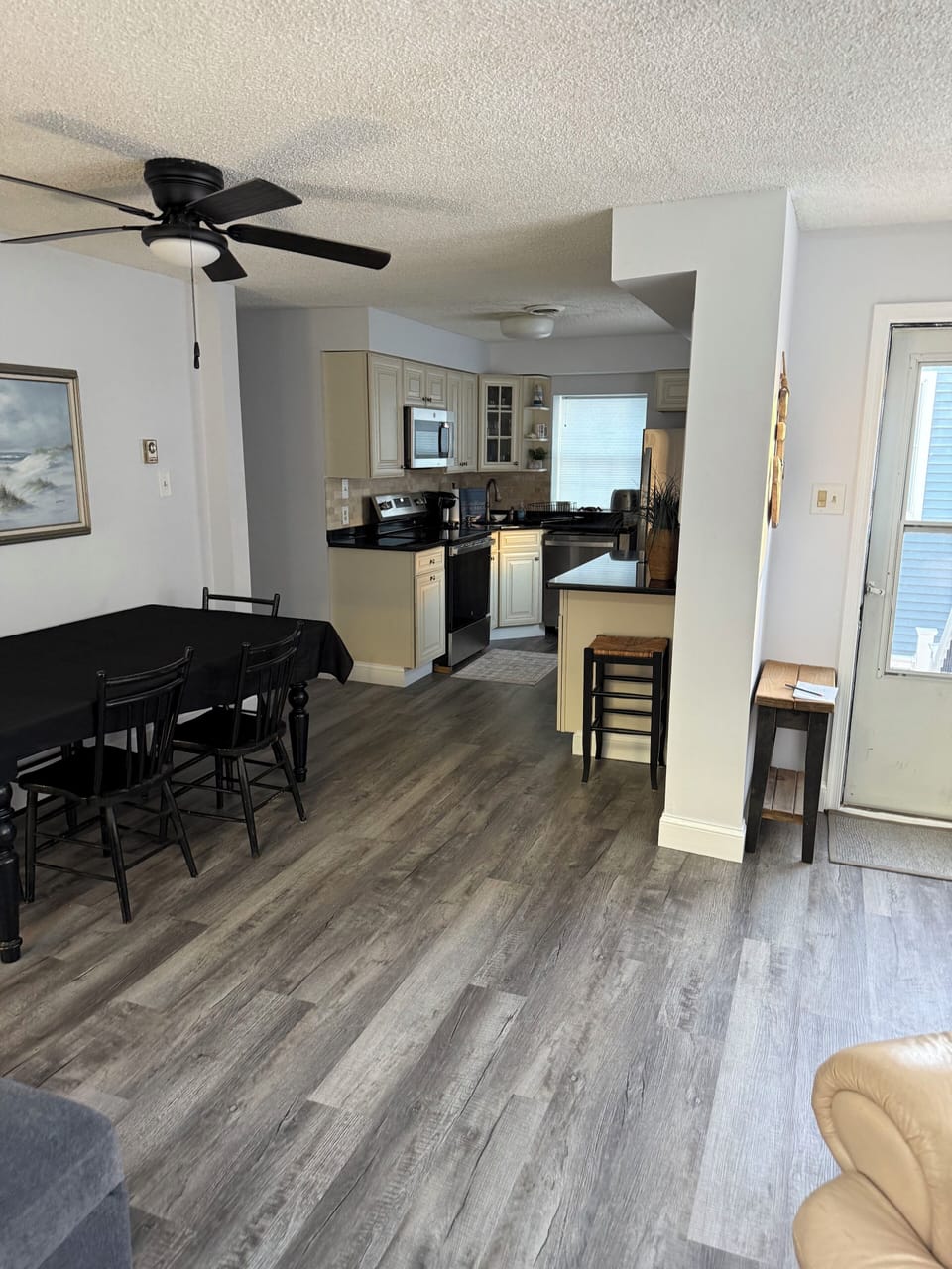 Entrance and dining room table 6 seats and kitchen