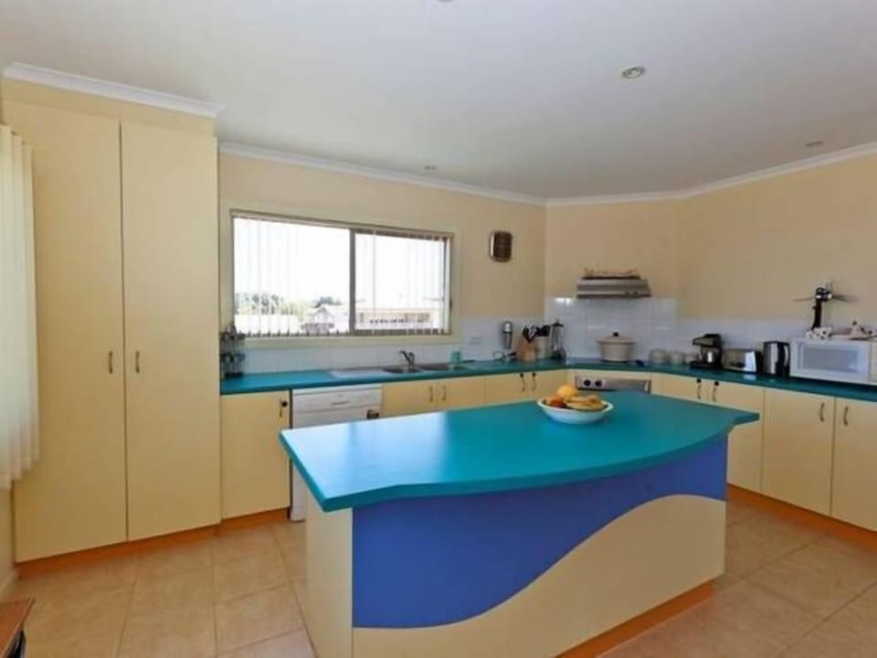 Fully equipped kitchen for home cooking