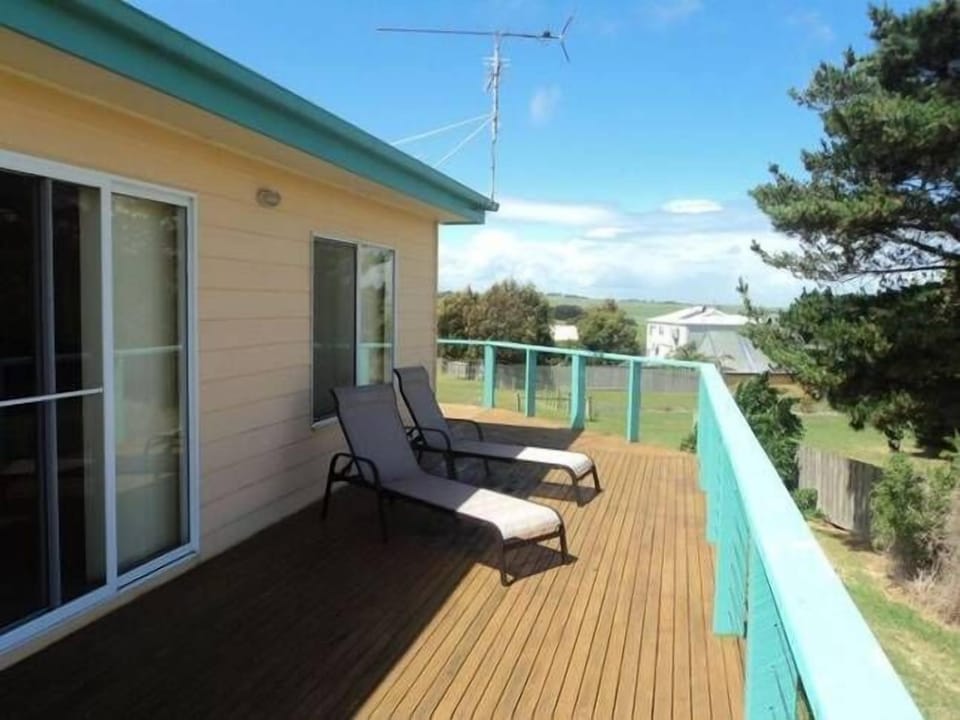 Large wraparound balcony with sound of sea waves 