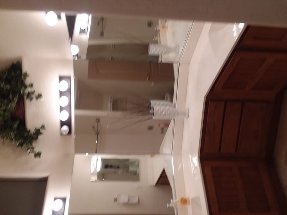 Bathroom between Bedroom 1 and Bedroom 2