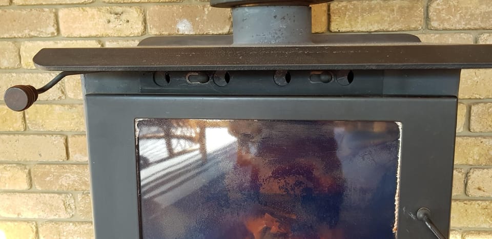 Handle pulled out and air holes closed after fire is burning well.