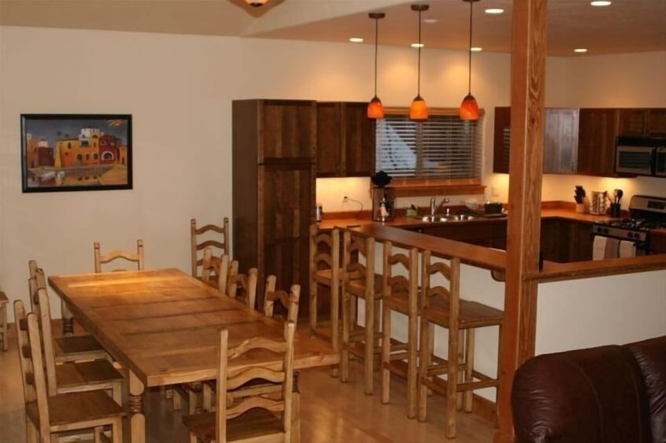Large Diningroom, Kitchen and great room with seating for 12.