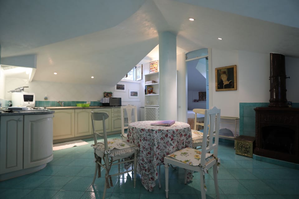 cucina completa e zona pranzo (vista dalla porta di entrata al piano)