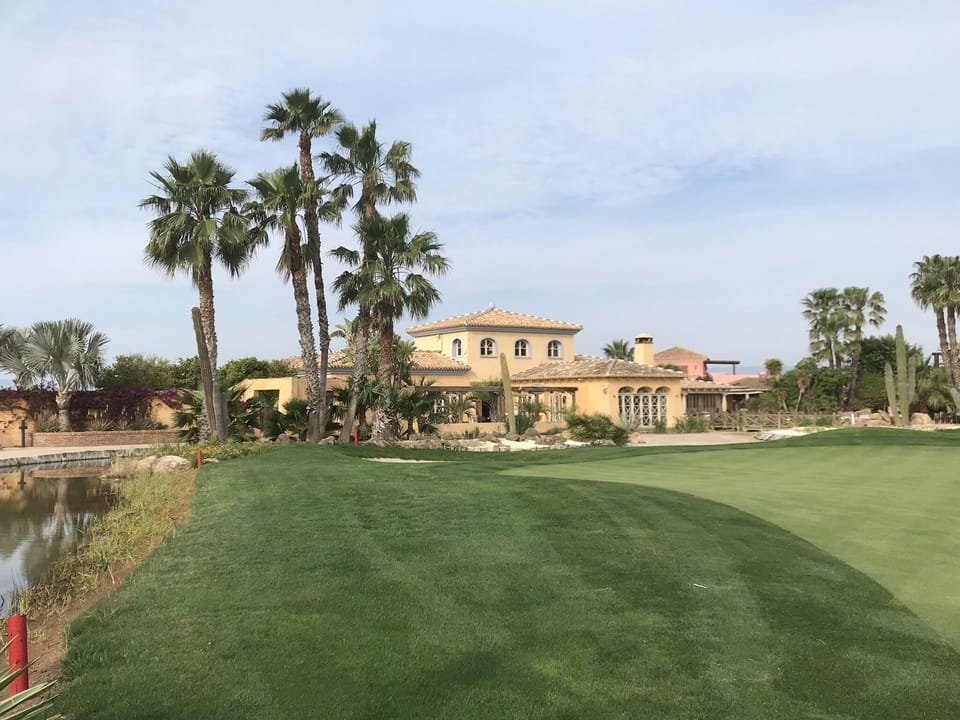 Clubhouse and restaurant (El Torrente) 