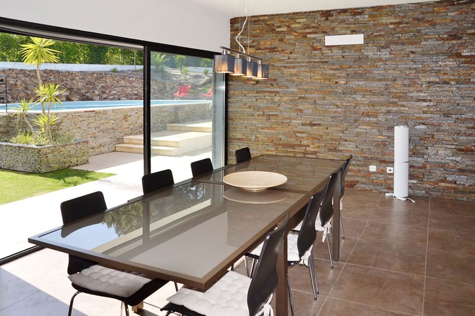 Modern dining room with brick feature wall — Villa Paraiso Comporta, holiday villa in Grândola