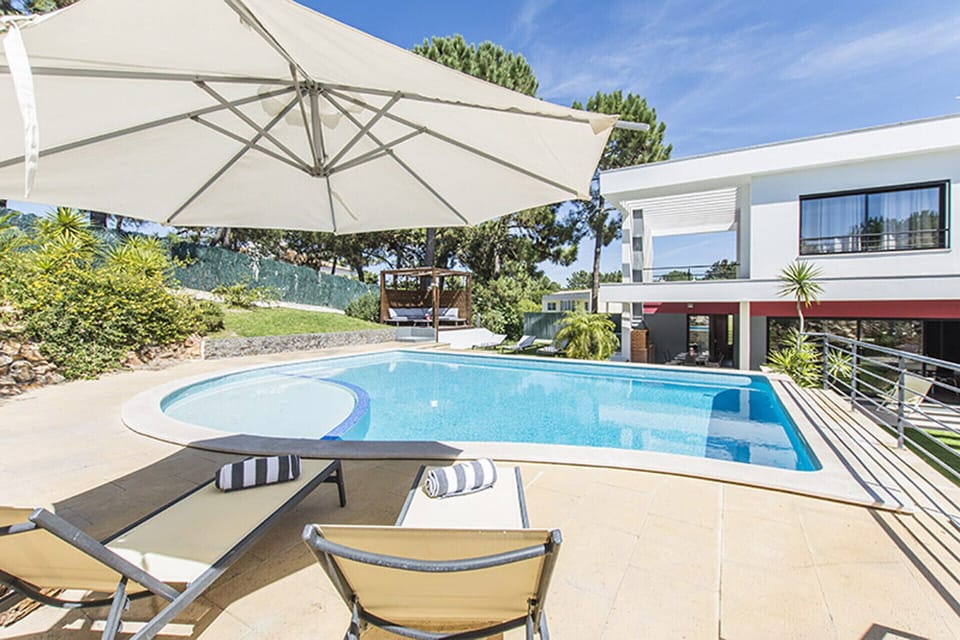 Private pool and sun terrace with loungers — Villa Paraiso Comporta, holiday villa in Grândola