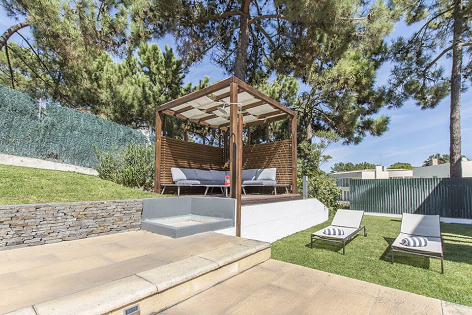 Outdoor lounge with wooden pergola and sun loungers — Villa Paraiso Comporta, holiday villa in Grândola