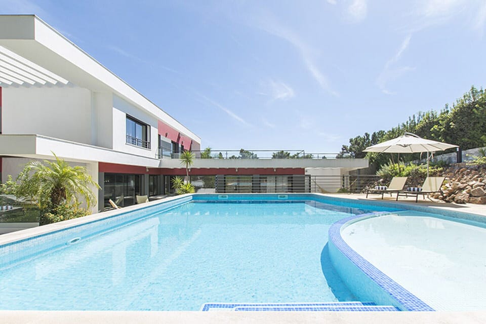 Private pool with heated hot tub and sun terrace — Villa Paraiso Comporta, luxury holiday villa in Grândola