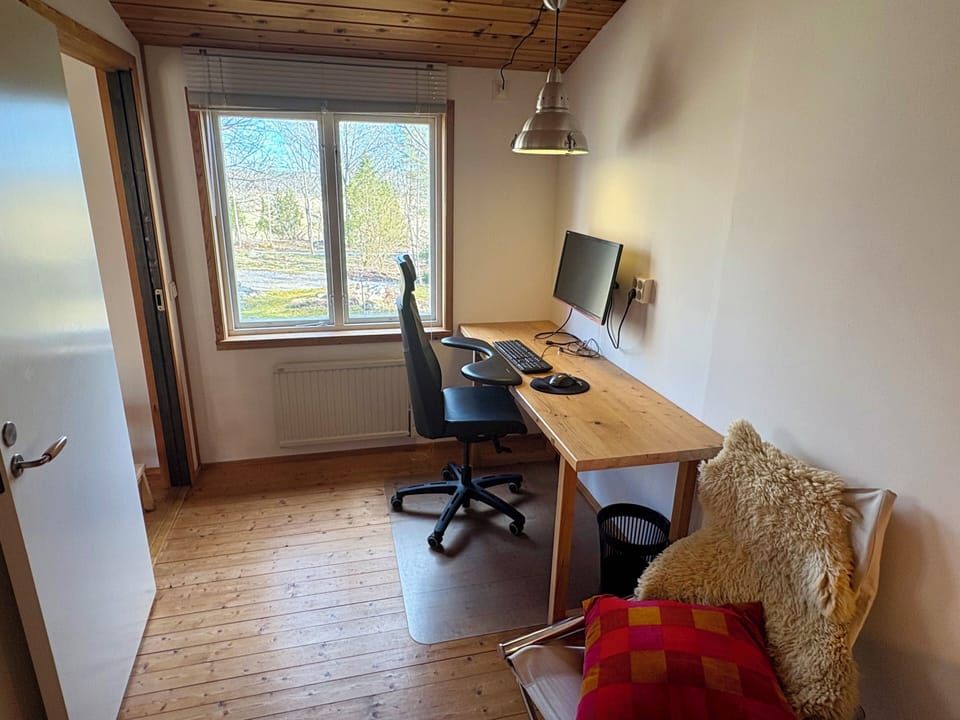 Bedroom 2 / Office