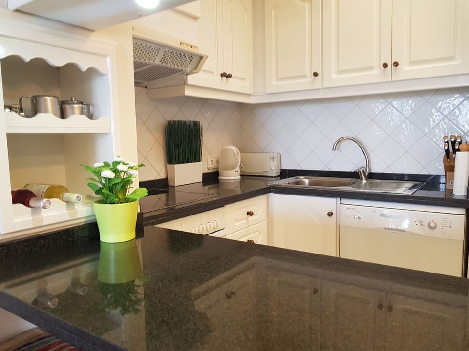 Kitchen with breakfast bar to seat 4.