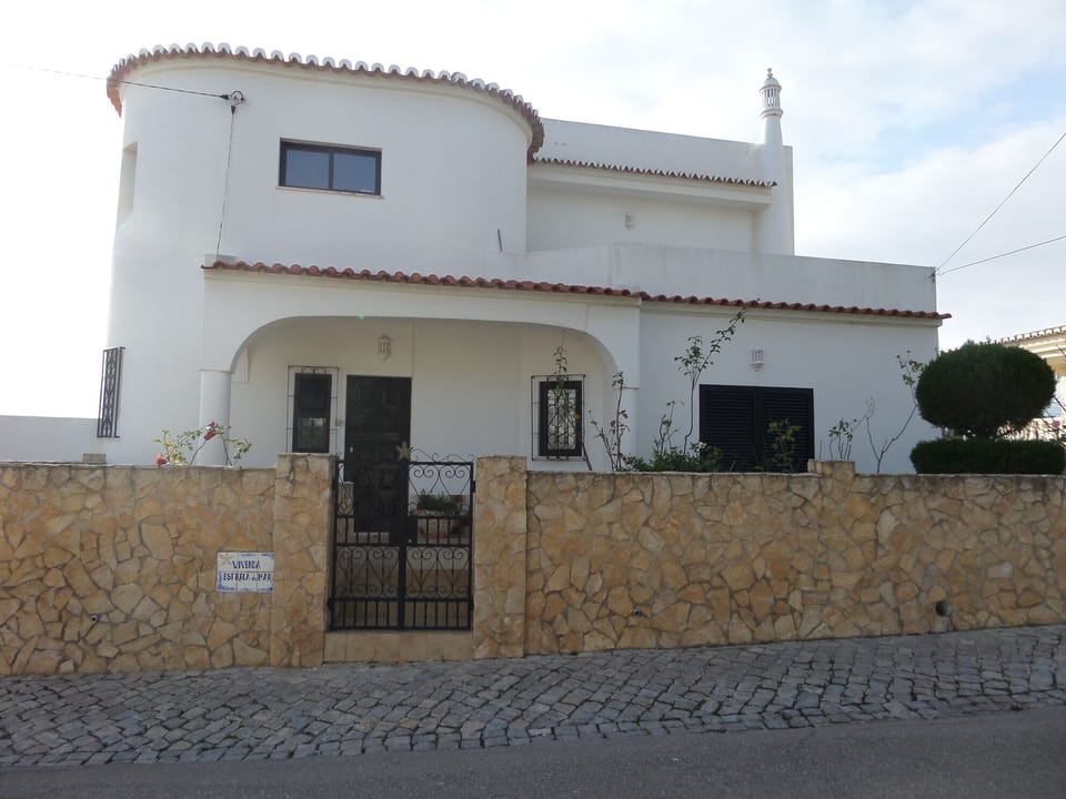 Frente da Casa onde se localiza Apartamento 