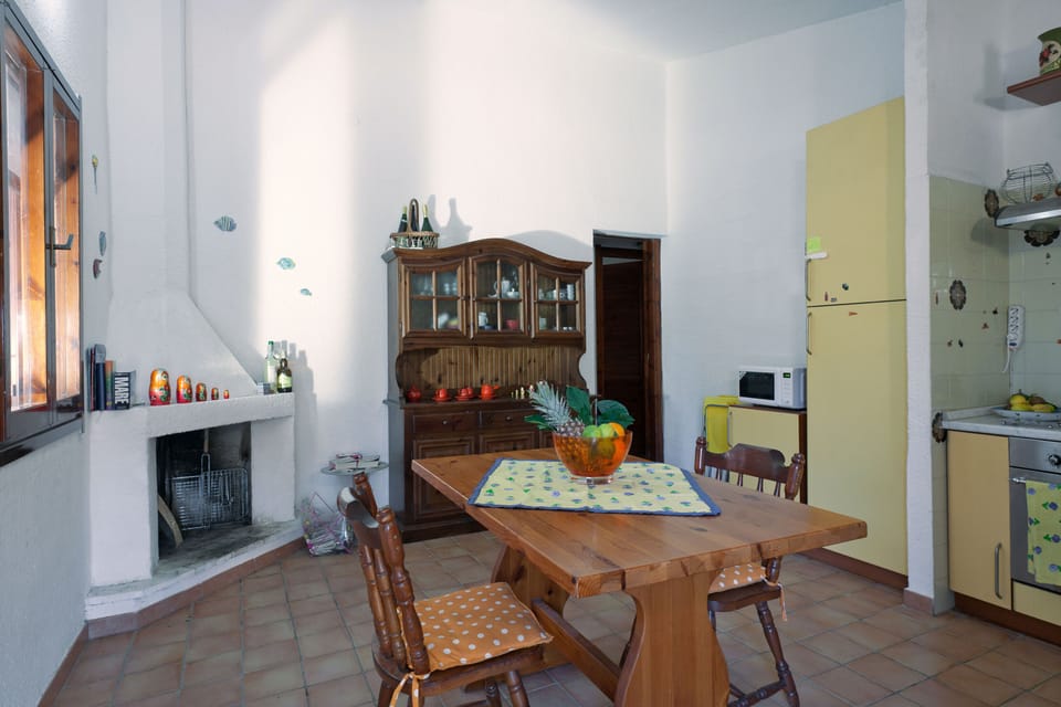 living room with open plan, fully equipped kitchen