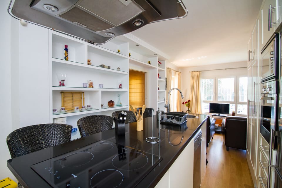 open kitchen to Living room