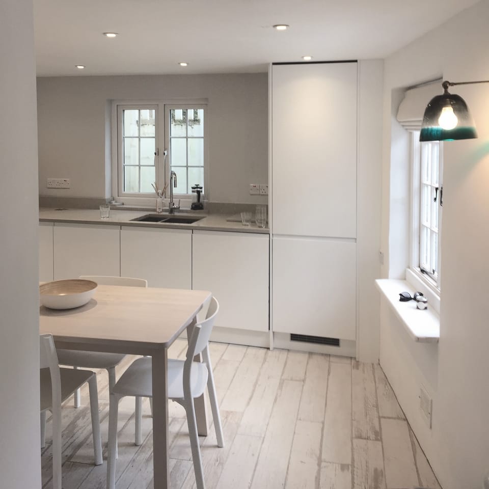 Modern kitchen with cool stone work tops, seats 4