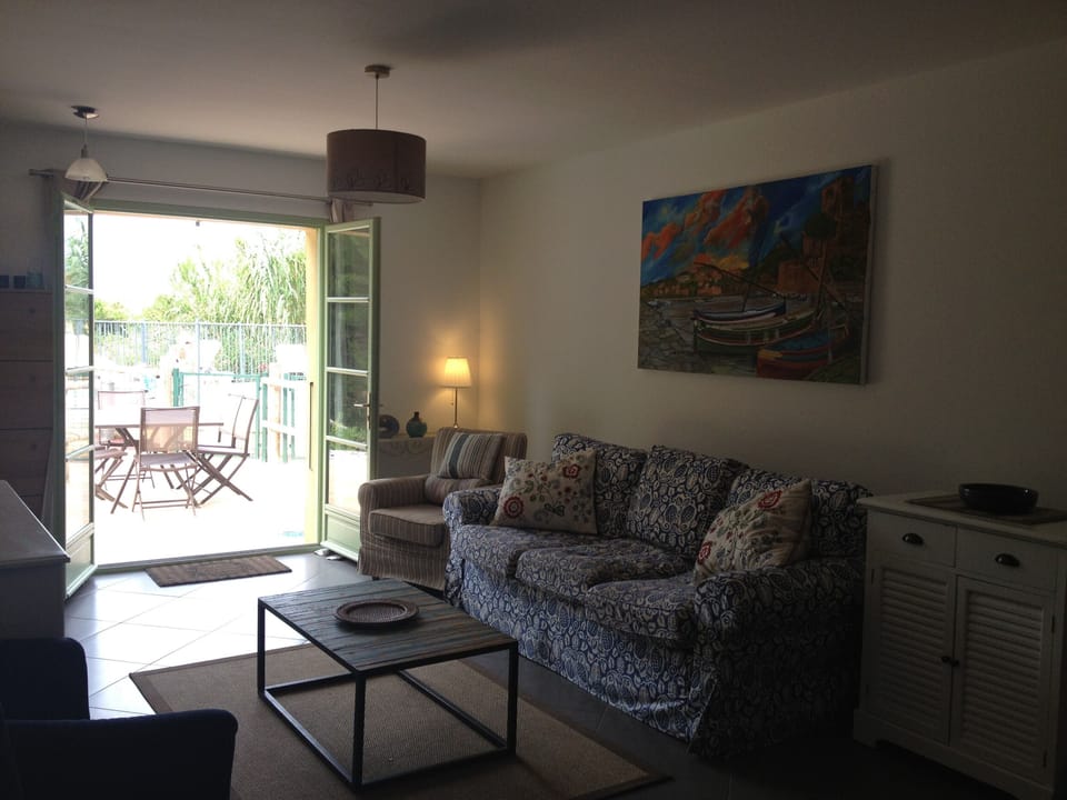 Living room, leading to garden, terrace and pool