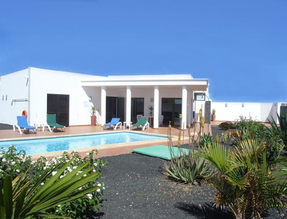 Totally private secluded sub tropical garden and large (8 m x 4 m) heated pool.
