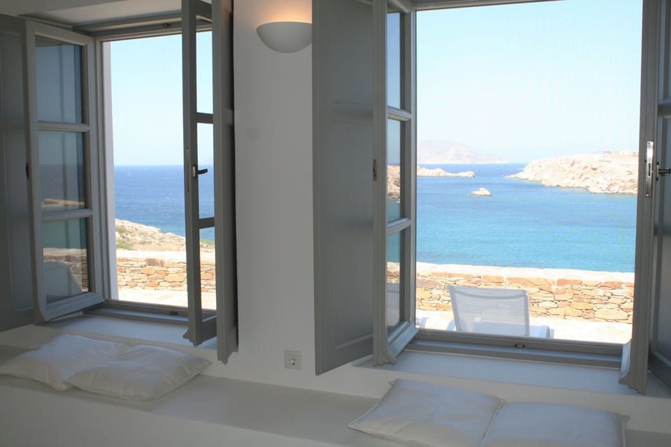 Large windows facilitate spectacular seaviews at all times!