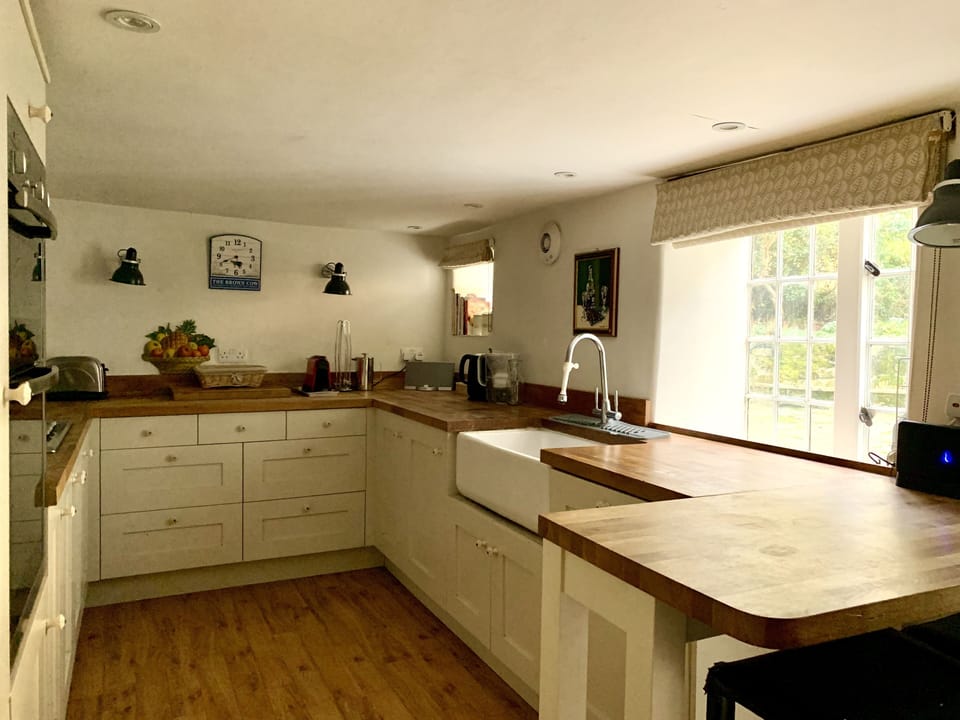 A real 'foodie' kitchen: high quality utensils, bar stools, double oven, space.