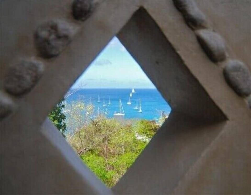 Outdoor showers with views of the sea and the stars