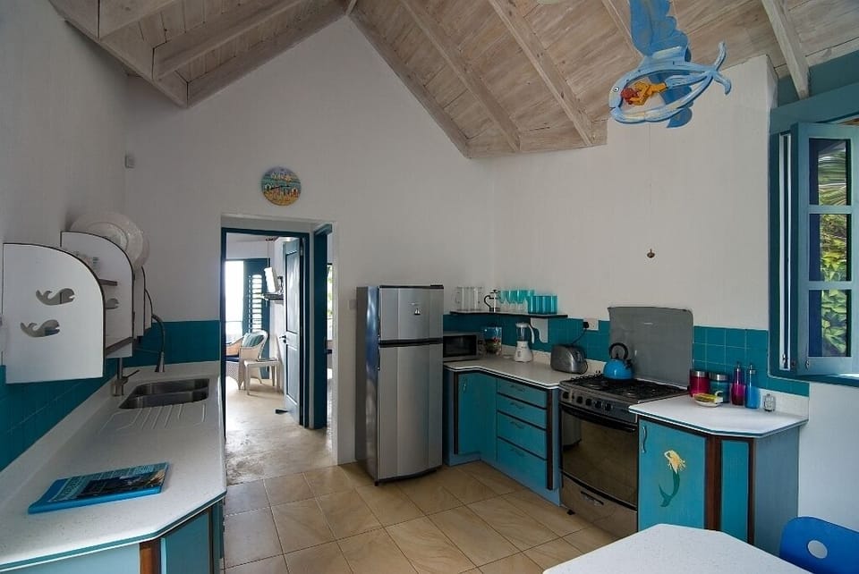 There's a built-in bbq outside and picnic plates for the beach.