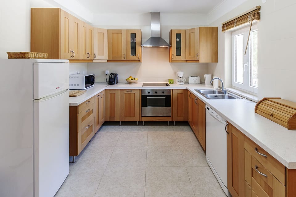 Modern and fully equipped kitchen.