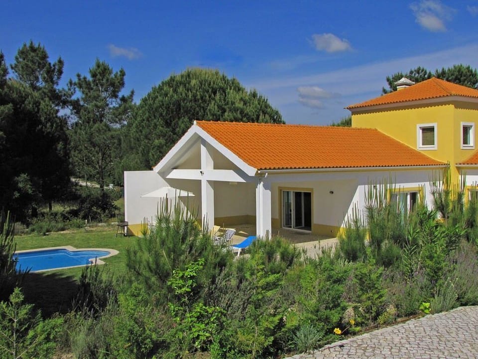 Modern white villa with orange roof and private pool — Quinta do Peru I, holiday villa in Sesimbra