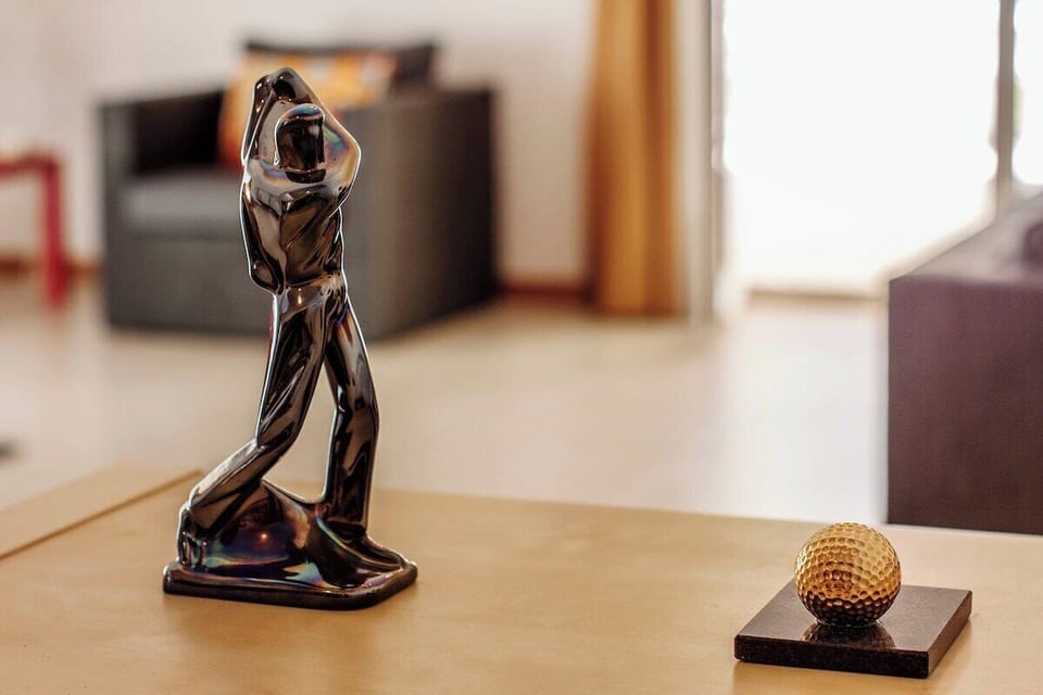 Golf-themed decorative objects on wooden desk — Quinta do Peru I, holiday villa in Sesimbra