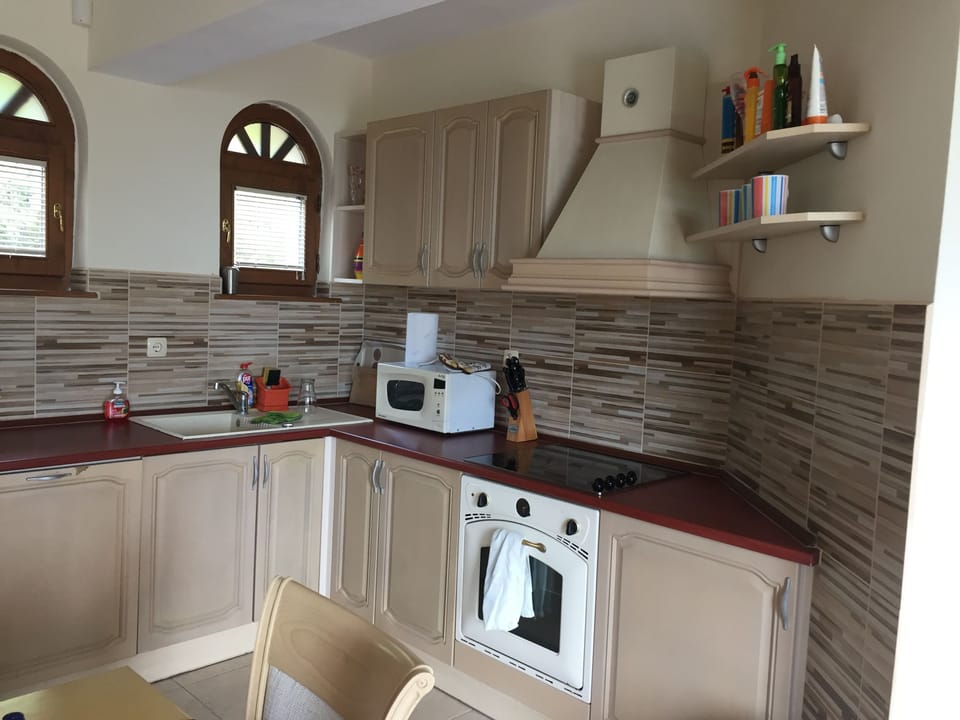Fully equipped kitchin diner.