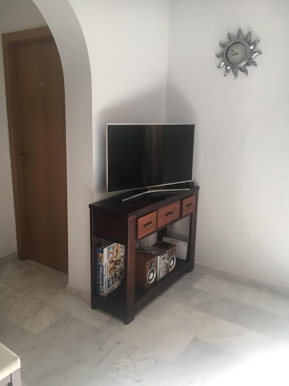 2018 Smart TV with 100mb wifi, Sky / BT Sports, Sky Movies, 500 on demand movies