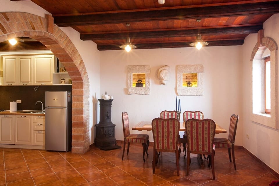 Fully equipped kitchen and dining room