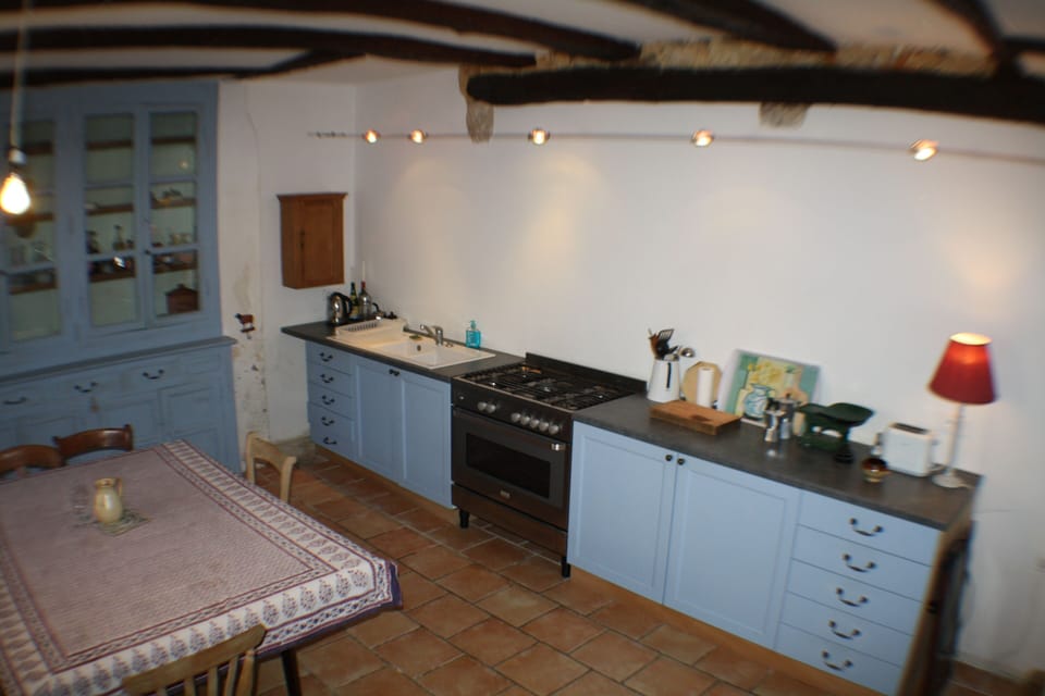 The fully fitted kitchen