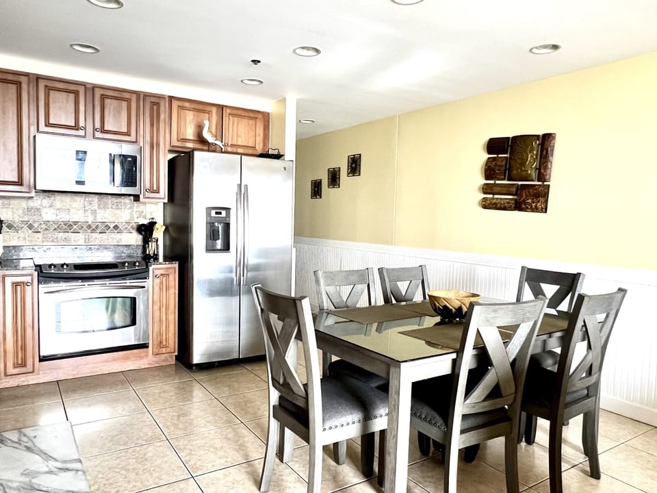Breakfast area and Full kitchen