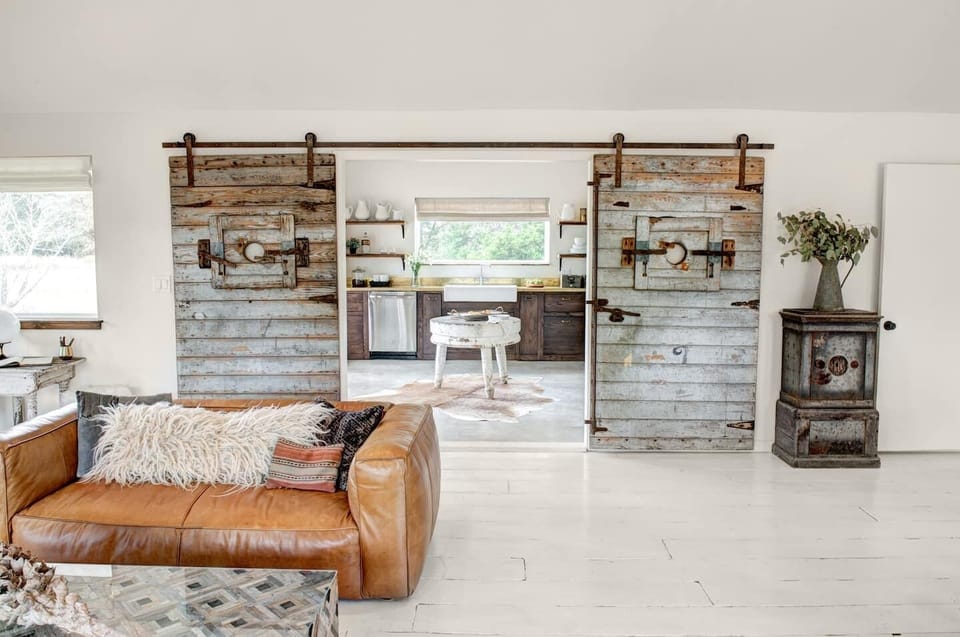 Entrance to gourmet kitchen