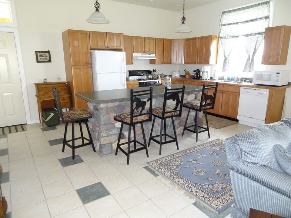 O'Carroll's Cabin 1, kitchen and dining area